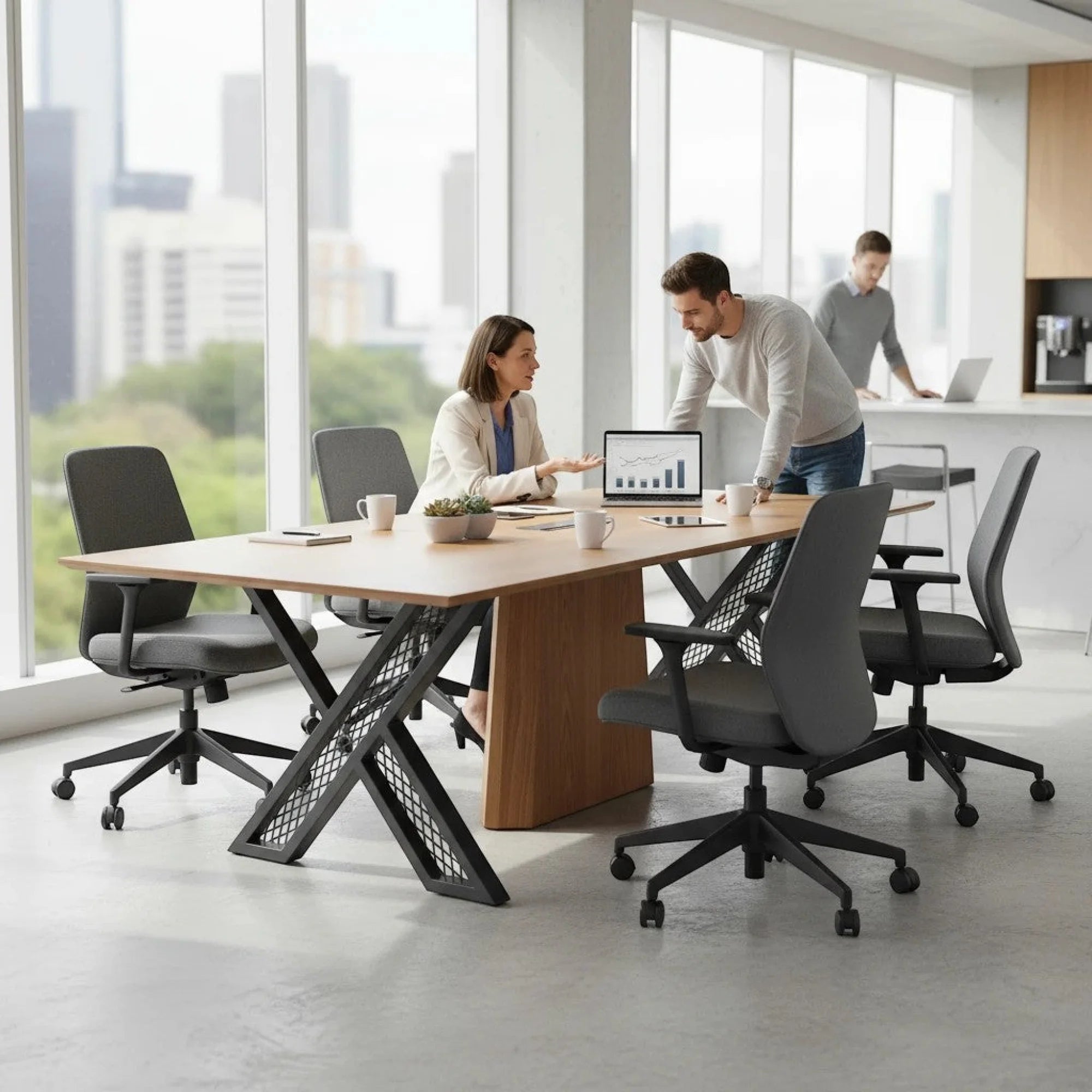 İstanbul Ofis Mobilya ahşap kaplamalı modern toplantı masası, çapraz metal ayaklı, ofis ortamında çalışan ekip.