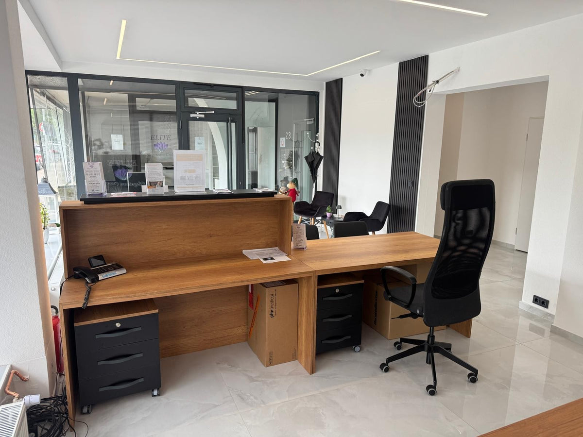 İstanbul Ofis Mobilya tasarımı ahşap ofis resepsiyon masası ve siyah ergonomik çalışma koltuğu