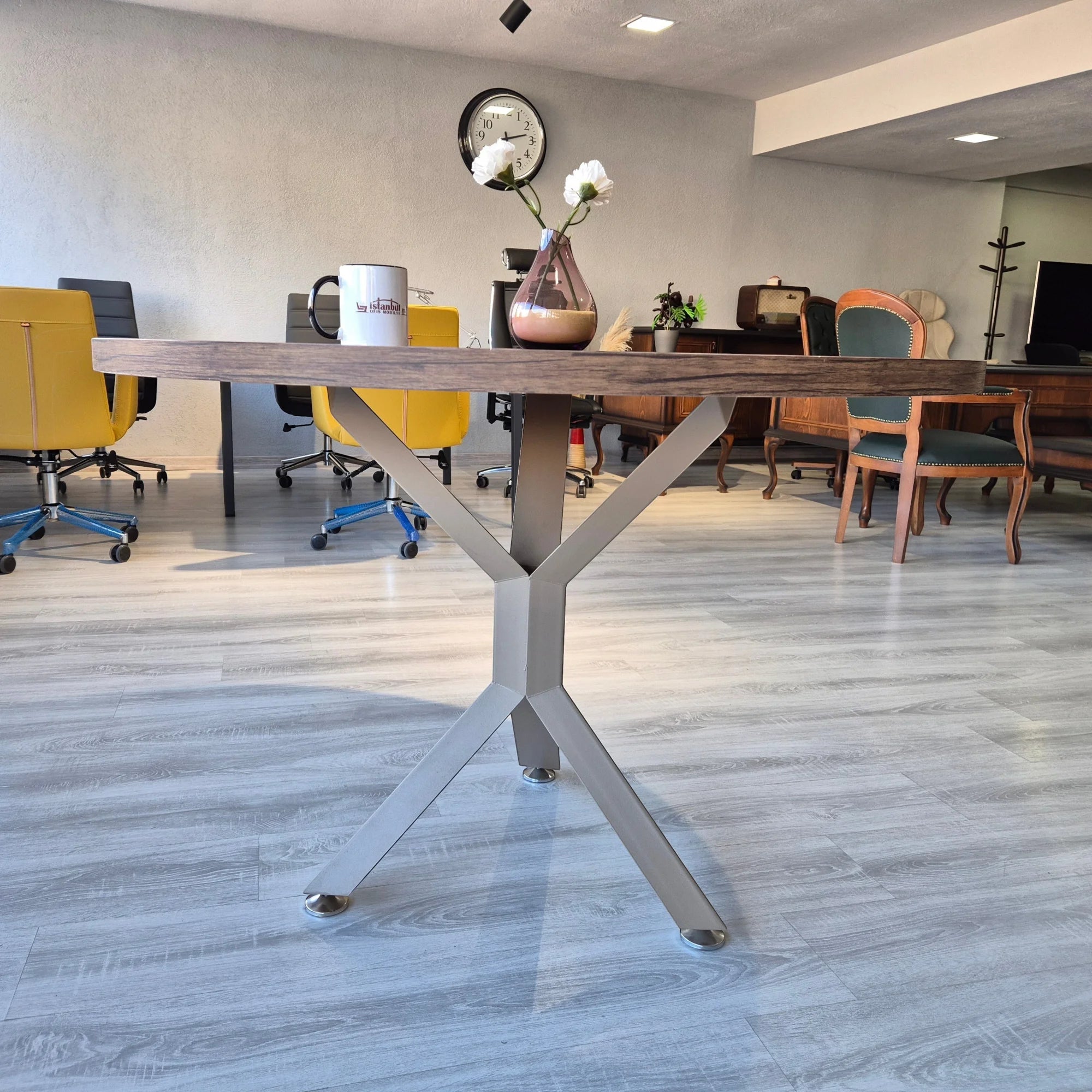 İstanbul Ofis Mobilya modern ahşap tablalı ve metal ayaklı şık yuvarlak ofis toplantı masası