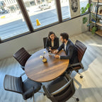 İstanbul Ofis Mobilya modern ahşap yuvarlak toplantı masası başında çalışan profesyonel ekip