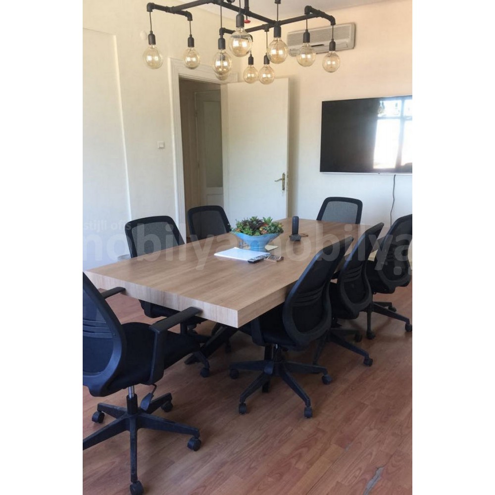 Frau Taksim Tulip Besprechungstisch