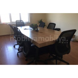 Frau Taksim Tulip Besprechungstisch