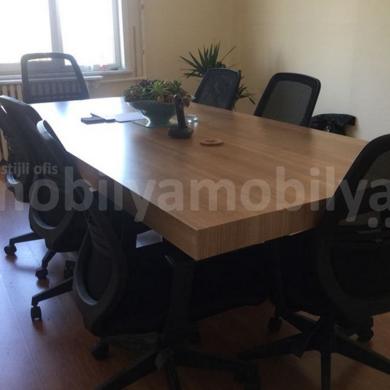 Frau Taksim Tulip Besprechungstisch