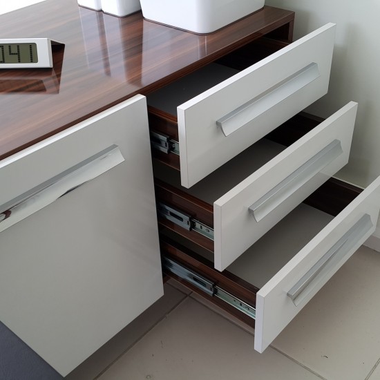 Große Regalschränke