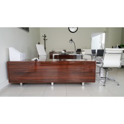 Große Regalschränke