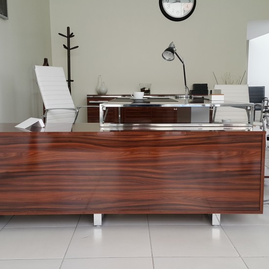 Große Regalschränke