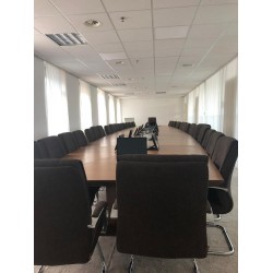 Holzbesprechungstisch