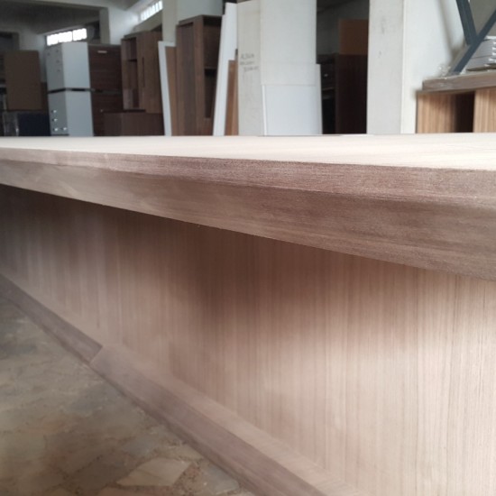 Holzbesprechungstisch