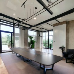 Großer Ovaler Besprechungstisch Für 20–22 Personen