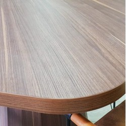 Rundes, sich verjüngendes Holzbein