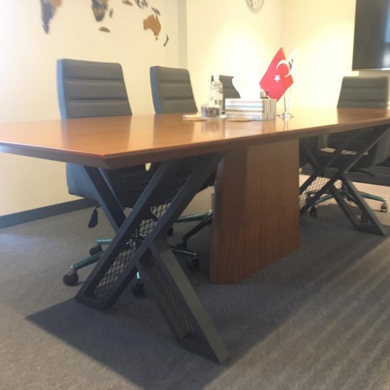 Holzfurnierter Besprechungstisch Holzfurnierter Besprechungstisch