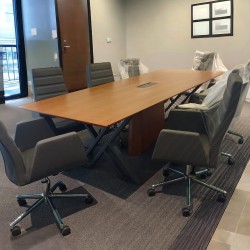 Holzfurnierter Besprechungstisch