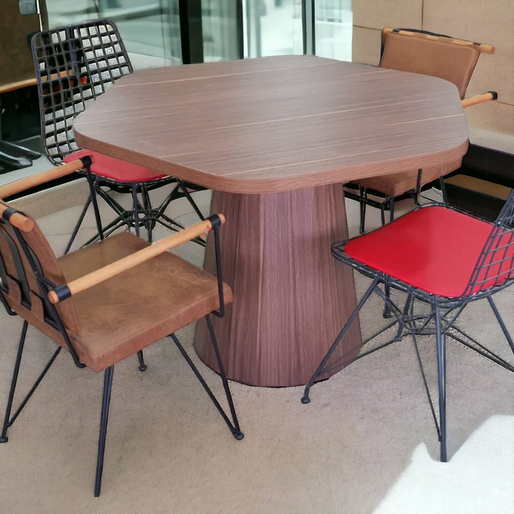 Rundes, sich verjüngendes Holzbein