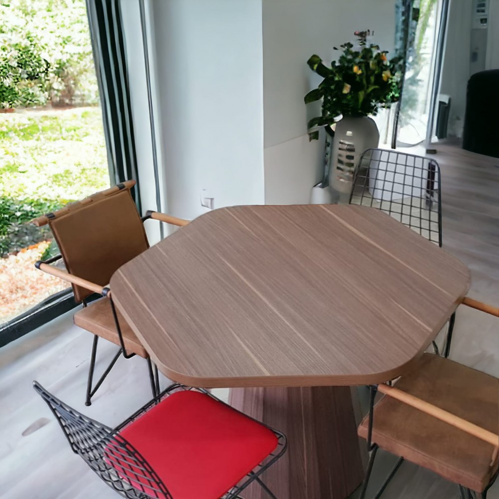 Rundes, sich verjüngendes Holzbein