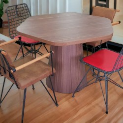 Rundes, sich verjüngendes Holzbein