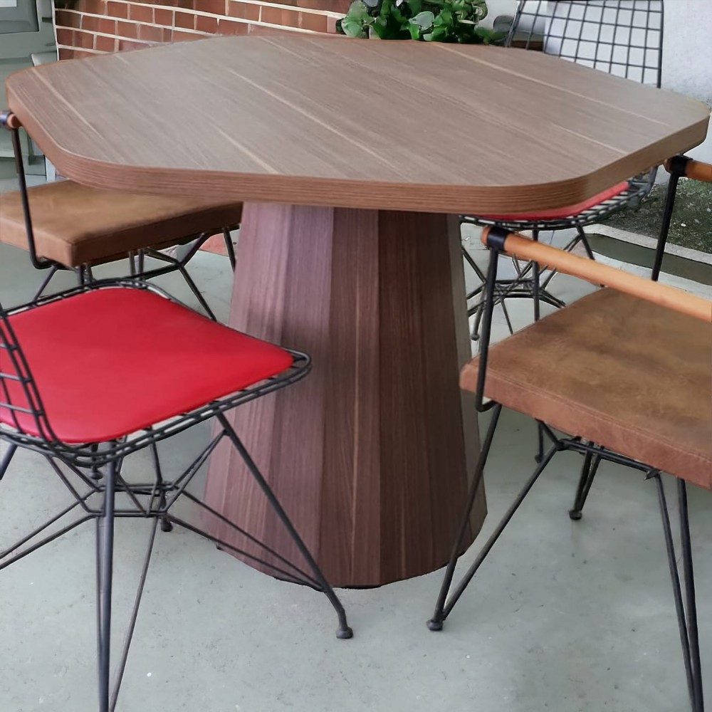 Rundes, sich verjüngendes Holzbein