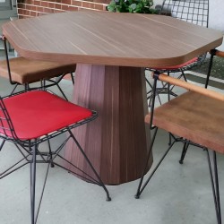 Rundes, sich verjüngendes Holzbein