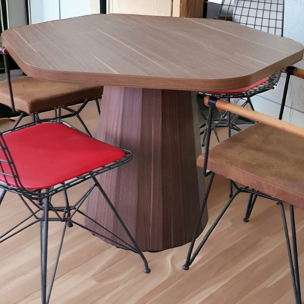 Rundes, sich verjüngendes Holzbein