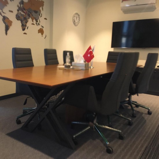 Holzfurnierter Besprechungstisch Holzfurnierter Besprechungstisch