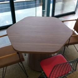 Rundes, sich verjüngendes Holzbein