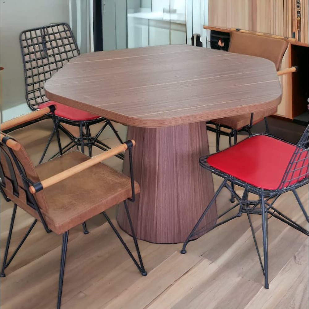 Rundes, sich verjüngendes Holzbein