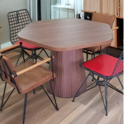 Rundes, sich verjüngendes Holzbein