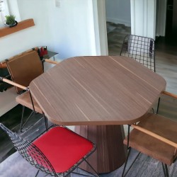 Rundes, sich verjüngendes Holzbein