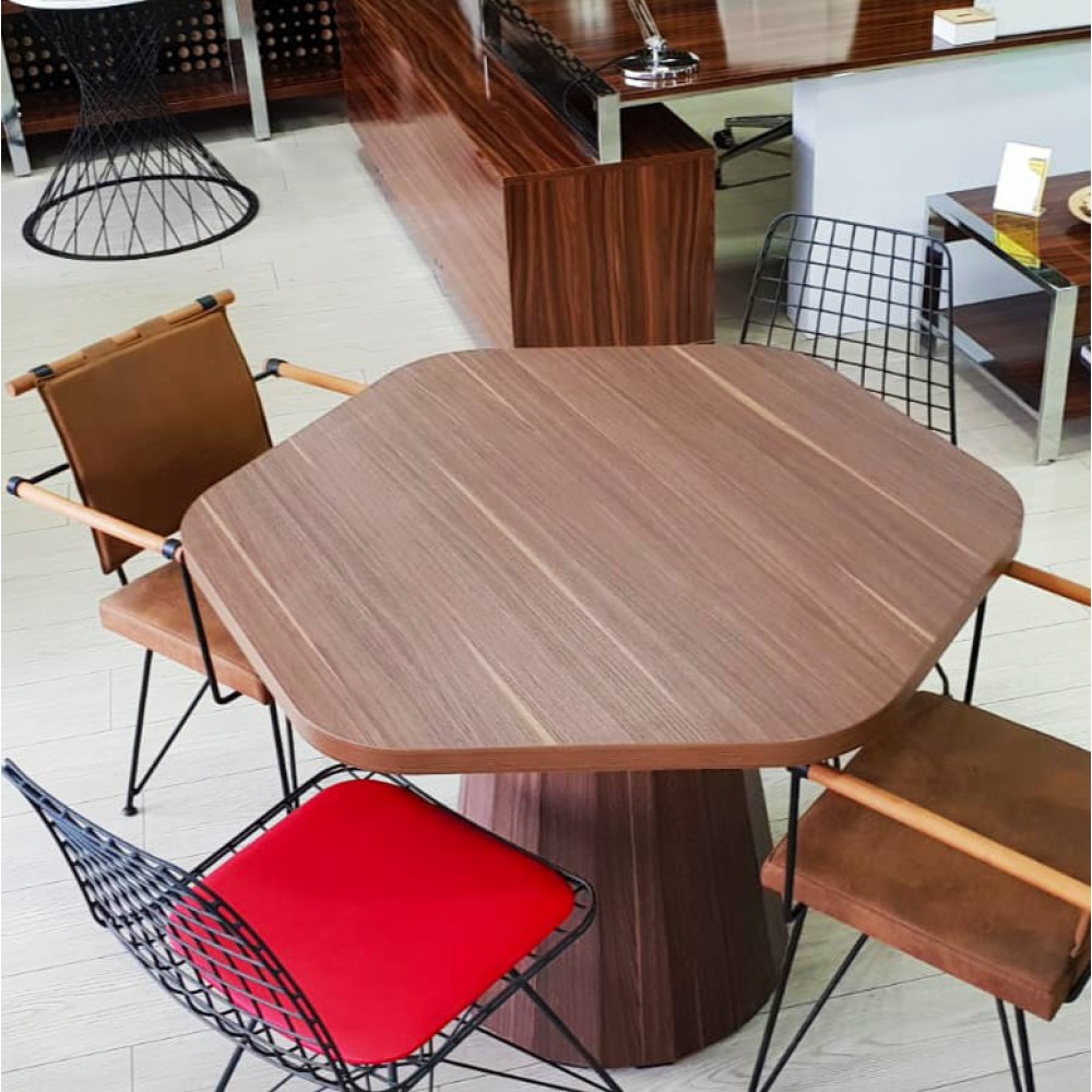 Rundes, sich verjüngendes Holzbein