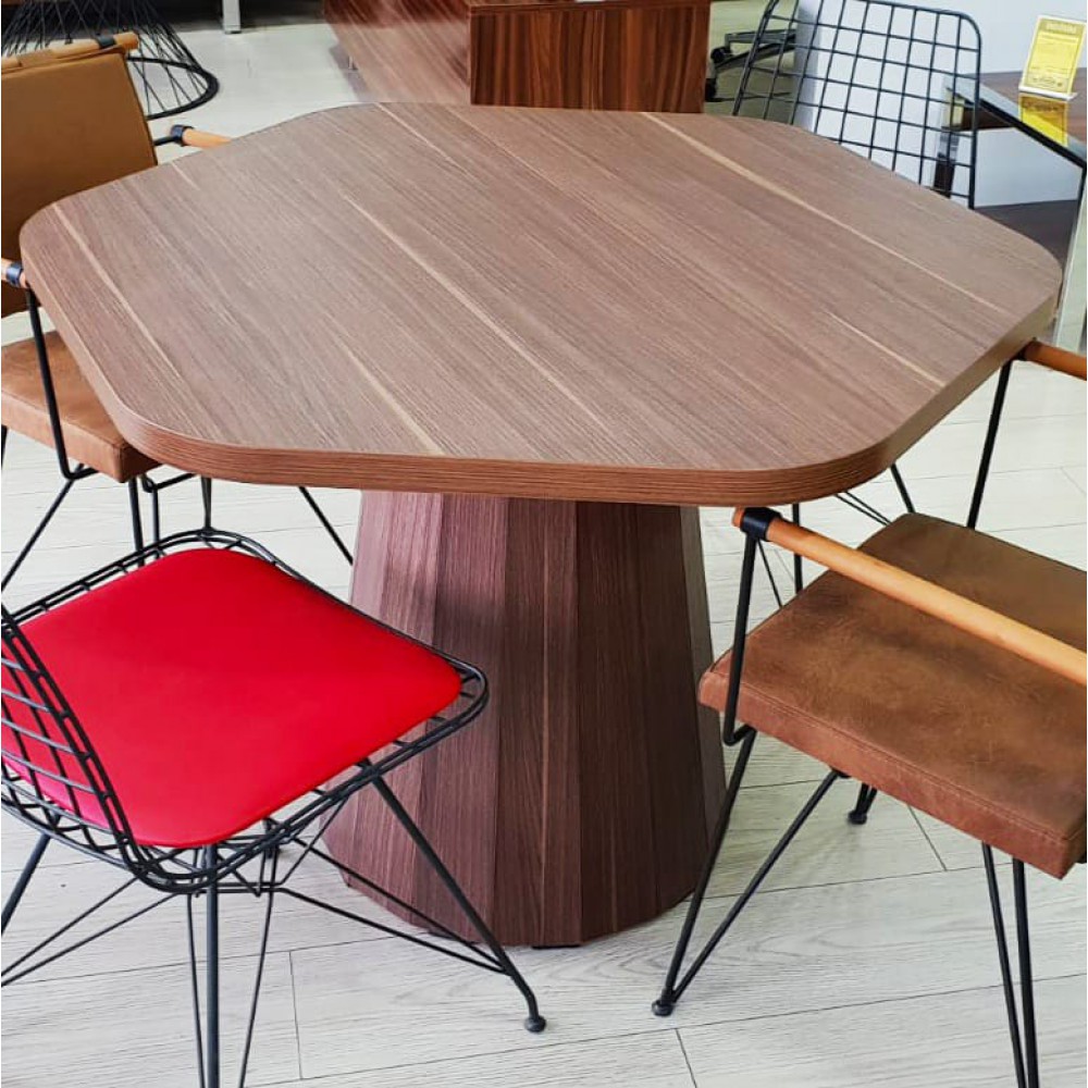 Rundes, sich verjüngendes Holzbein