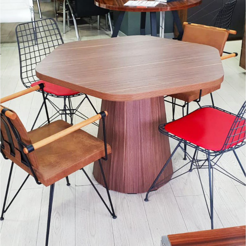 Rundes, sich verjüngendes Holzbein