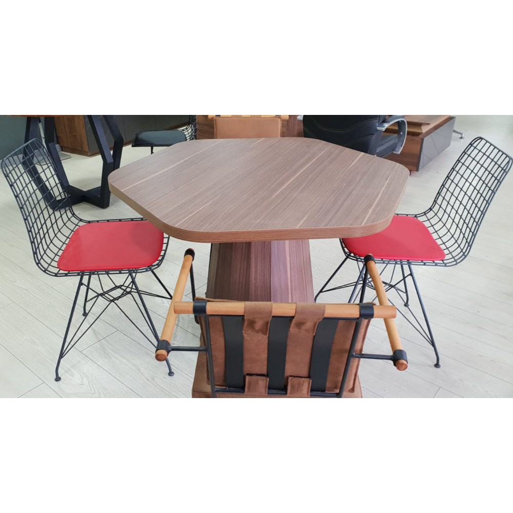 Rundes, sich verjüngendes Holzbein