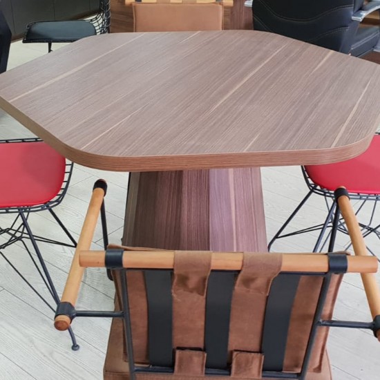 Rundes, sich verjüngendes Holzbein