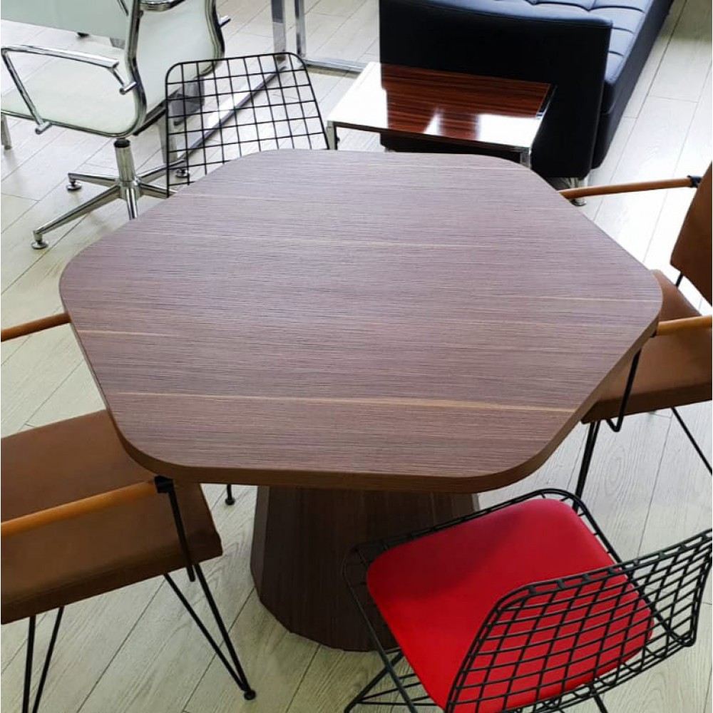 Rundes, sich verjüngendes Holzbein