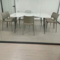 Bougainvillea-Besprechungstisch