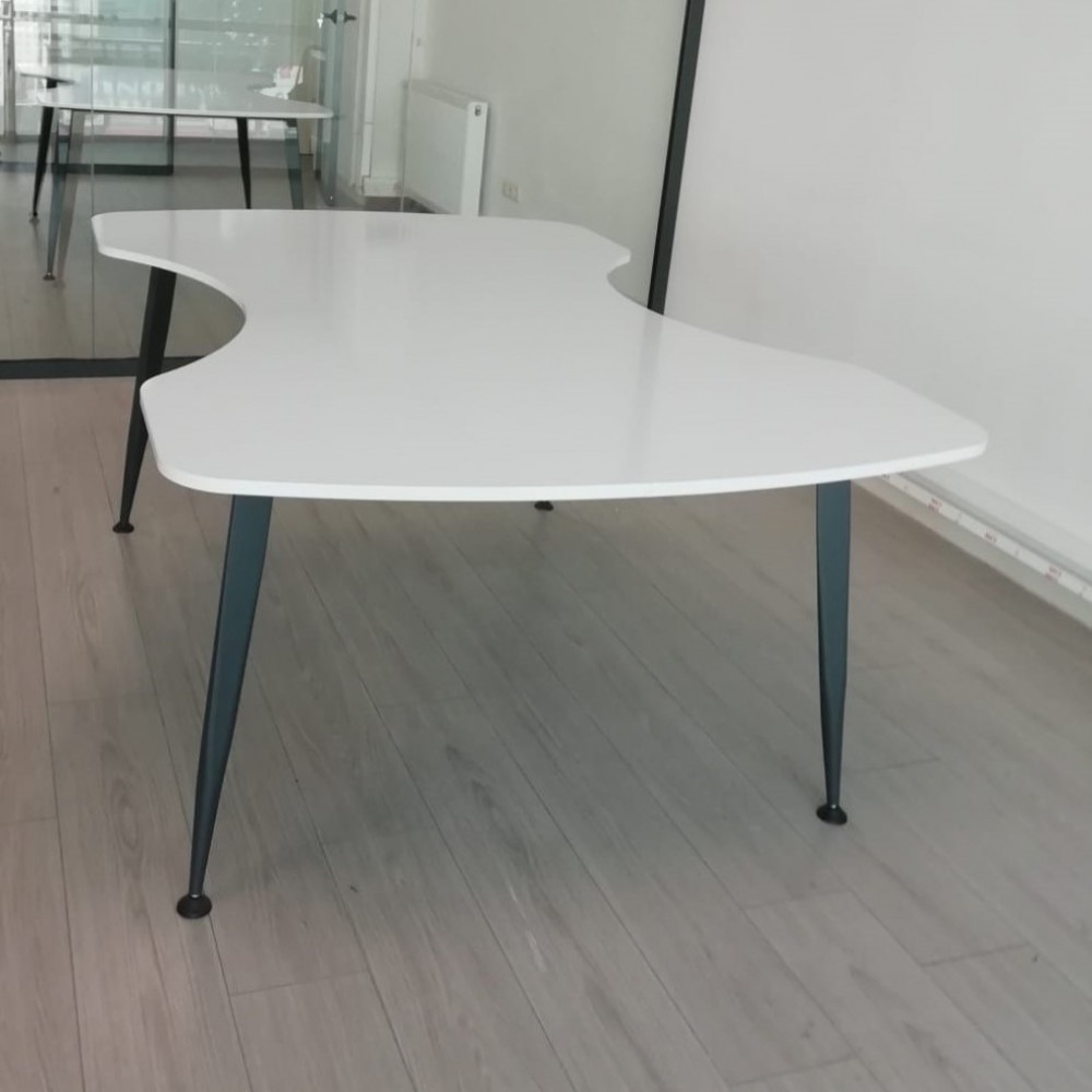 Bougainvillea-Besprechungstisch