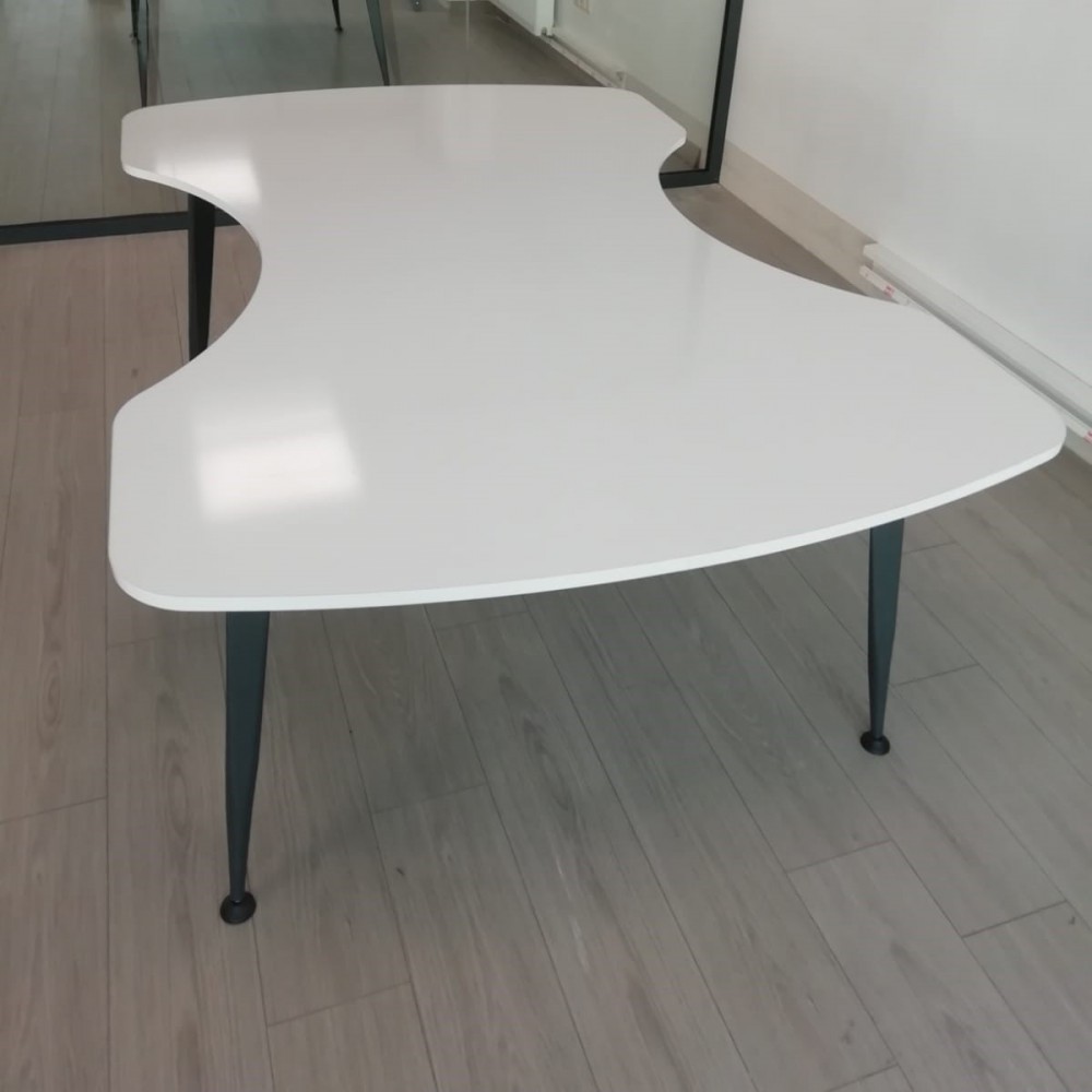 Bougainvillea-Besprechungstisch