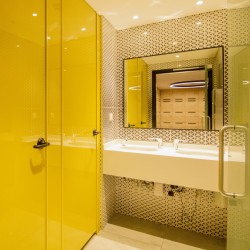 Trennwandsysteme für Waschbecken aus Glas