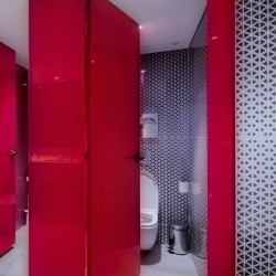 Trennwandsysteme für Waschbecken aus Glas