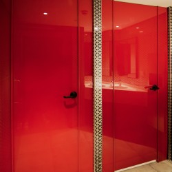 Trennwandsysteme für Waschbecken aus Glas