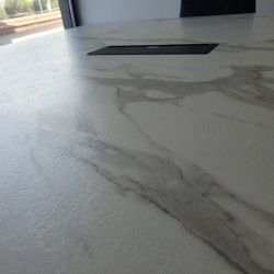 Rom-Besprechungstisch