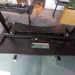 IOM Schreibtisch mit motorisiertem, höhenverstellbarem Rad