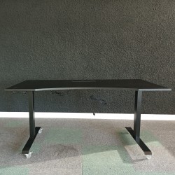 IOM Schreibtisch mit motorisiertem, höhenverstellbarem Rad