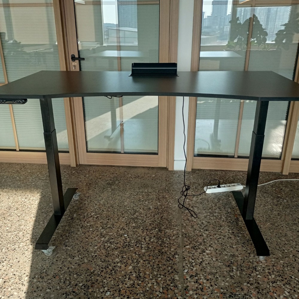 IOM Schreibtisch mit motorisiertem, höhenverstellbarem Rad