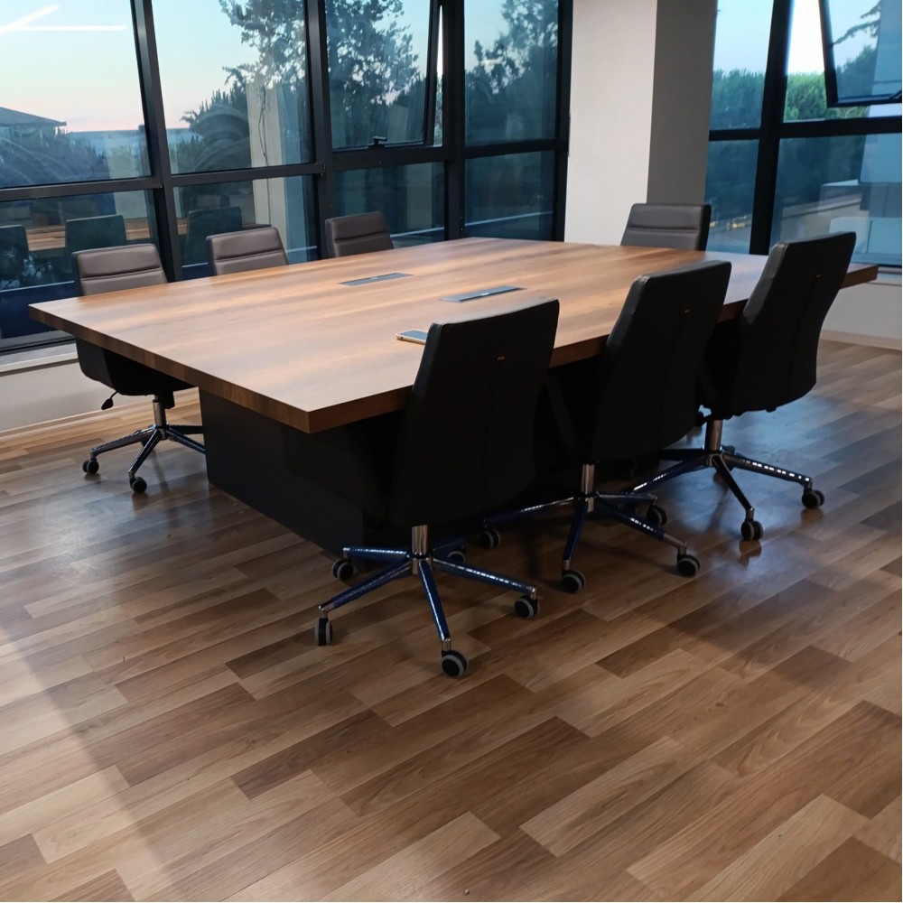 Konakri-Besprechungstisch