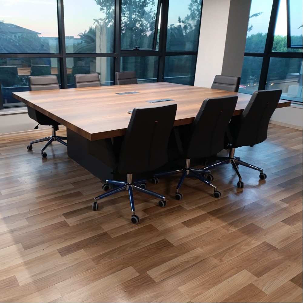 Konakri-Besprechungstisch